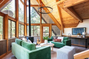 Timberline by AvantStay Stunning Chalet Cabin w Hot Tub Pool Table Home Theater